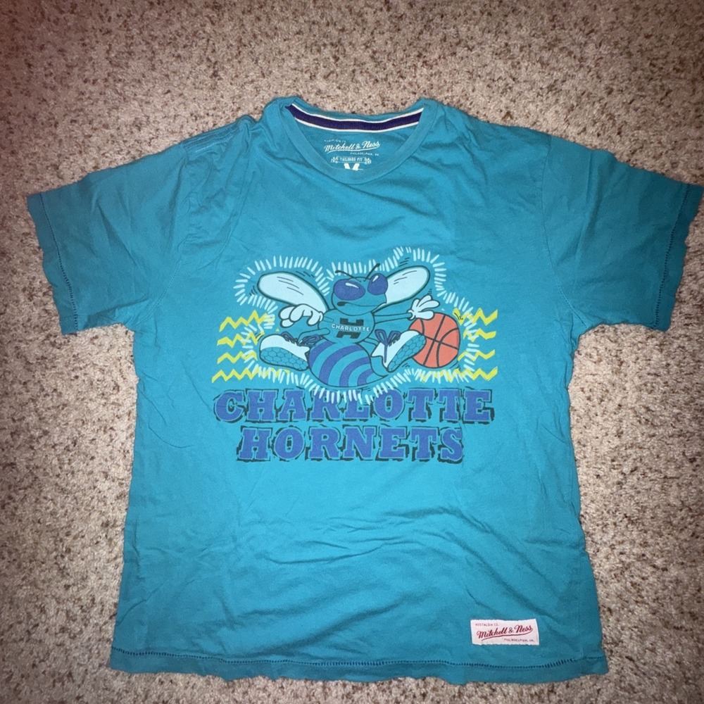 Mitchell & Ness Charlotte Hornets T Shirt Mens Size Medium Blue Vintage Graphic